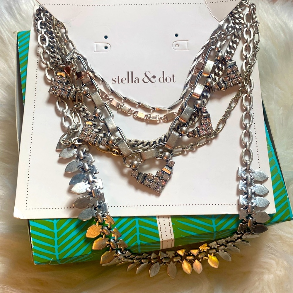 Need a gift. Say less! Silver layered necklaces ⛓️ GIFT BOX INCLUDED 🎁